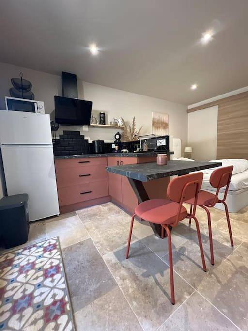 Gîte pour 2 personnes, avec jardin à Ginasservis