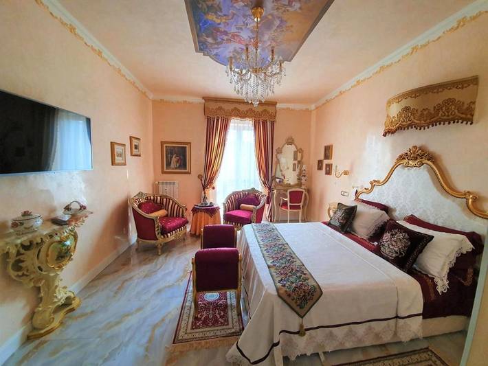 Alojamiento y desayuno para 3 personas, con balcón y vistas en Verona