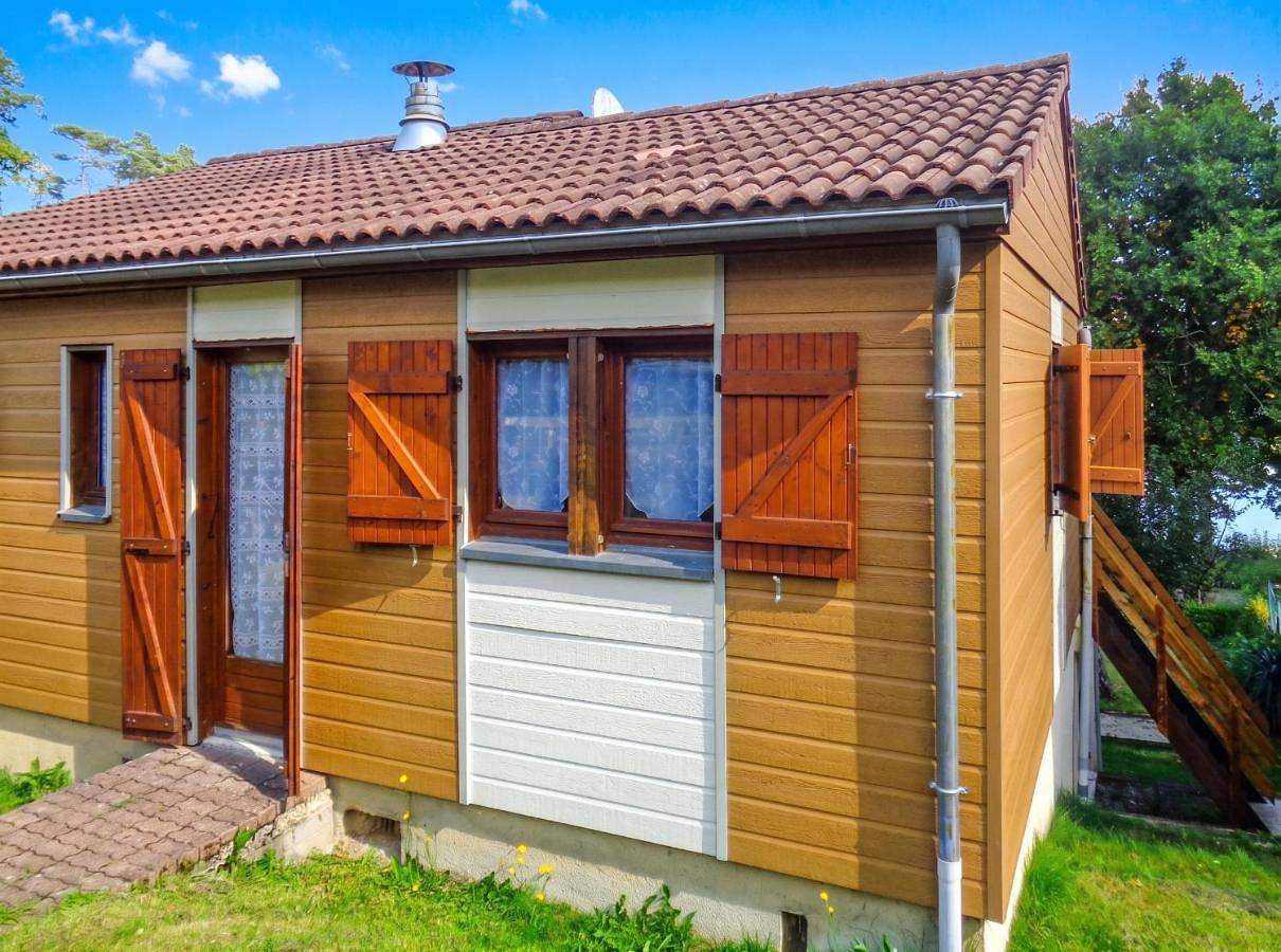 Chalet charmant à Saint-Gérons avec piscine partagée in Saint-Gérons, Région d'Aurillac