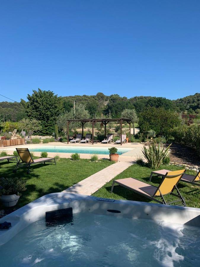 Chambre d’hôte pour 10 personnes, avec Terrasse et Jacuzzi ainsi que Jardin et Piscine