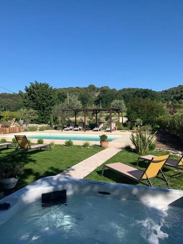 Chambre d’hôte pour 10 personnes, avec jardin ainsi que jacuzzi et piscine à Mirabel-aux-Baronnies