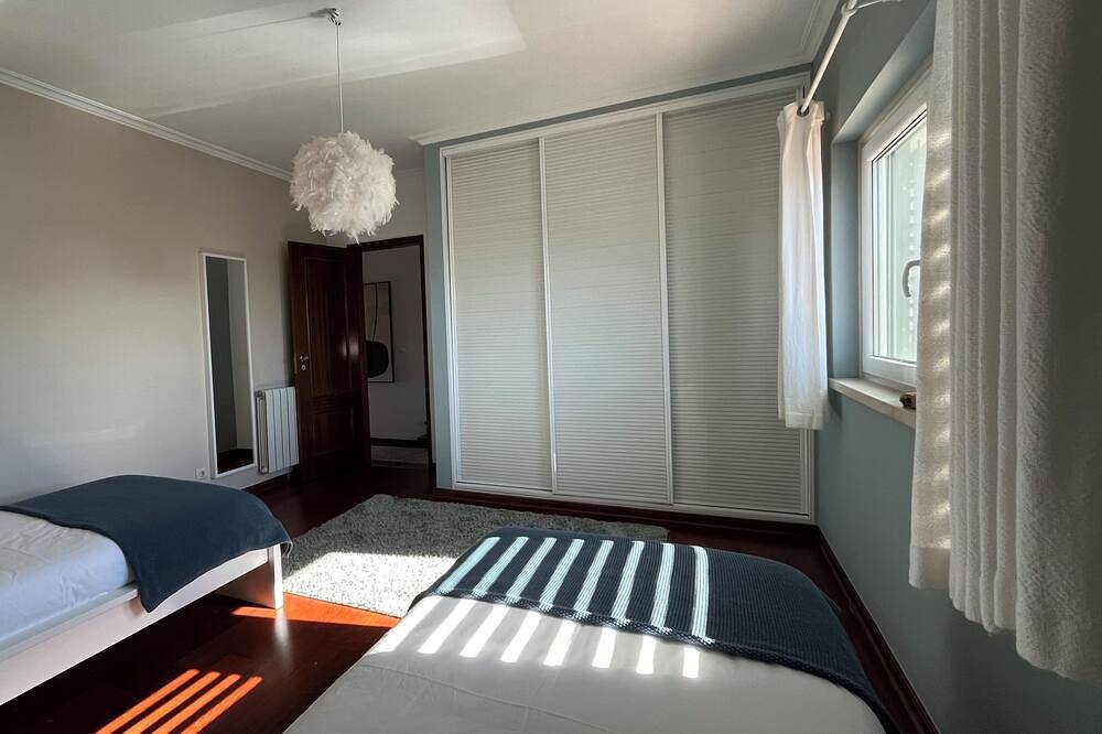 Spacious villa with garden and barbecue, near Serra de Sintra, beach and Cascais in Alcabideche, Costa de Lisboa