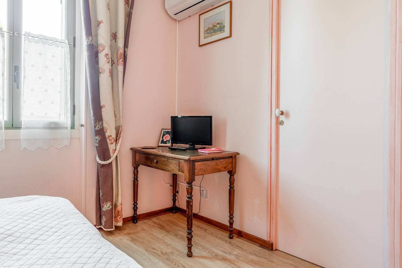 Mas de Bouvau: Room 3 Rosa, Wi-Fi and Air Conditioning in Violès, Vaucluse