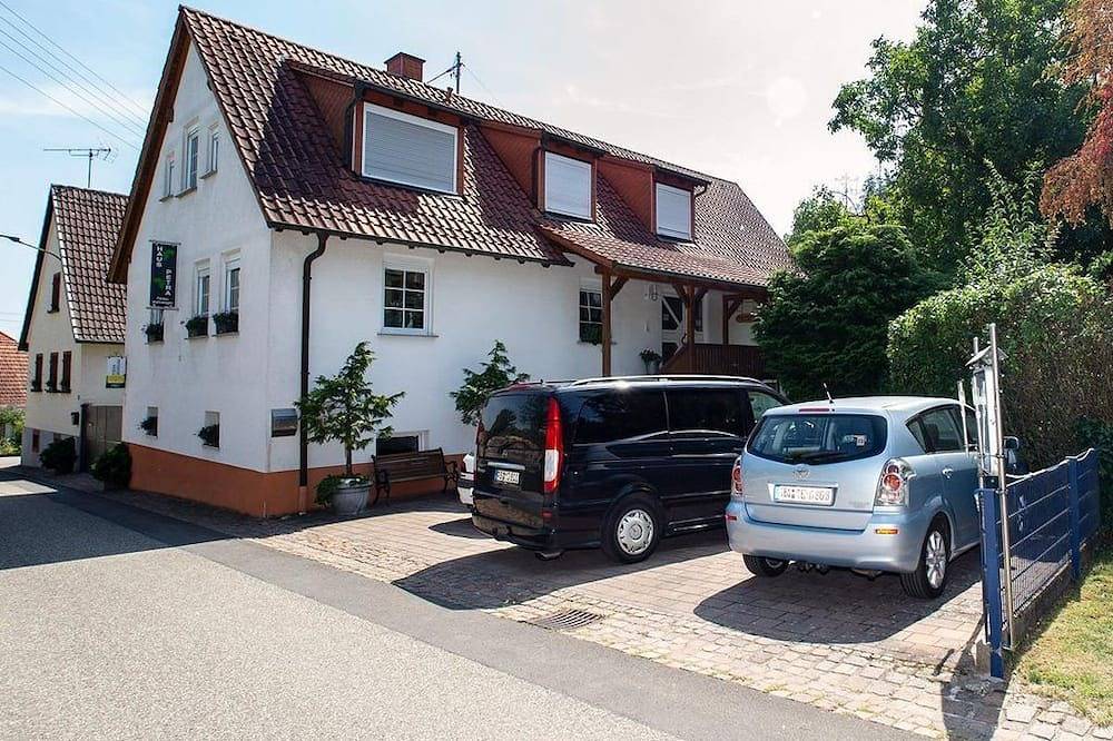 Ganze Wohnung, Kleine Ferienwohnung mit Balkon - Haus Petra in Gleiszellen-Gleishorbach, Südliche Weinstraße
