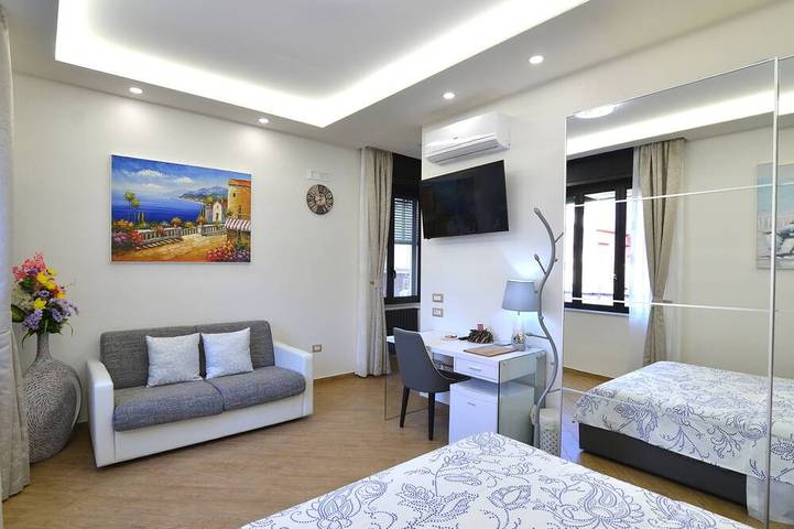 Suite Caserta Deluxe near the Royal Palace of Caserta, Wifi, Netflix, parking .. in Caserta, Caserta Province