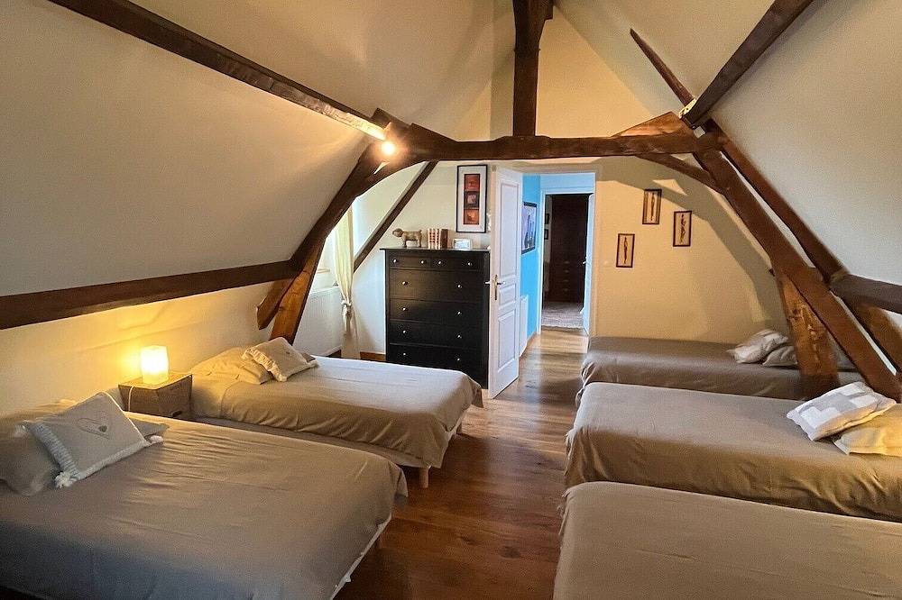Maison de campagne avec piscine 14 personnes in Jumilhac-le-Grand, Parc naturel régional Périgord-Limousin