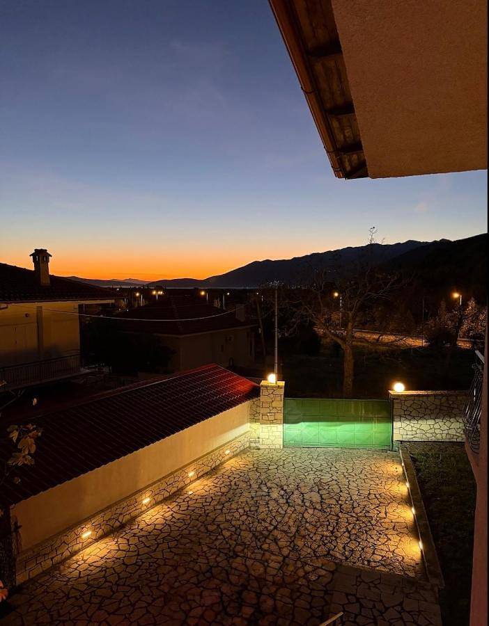 Apartamento para 6 personas, con balcón además de vistas y jardín, Se admiten mascotas en Delfos