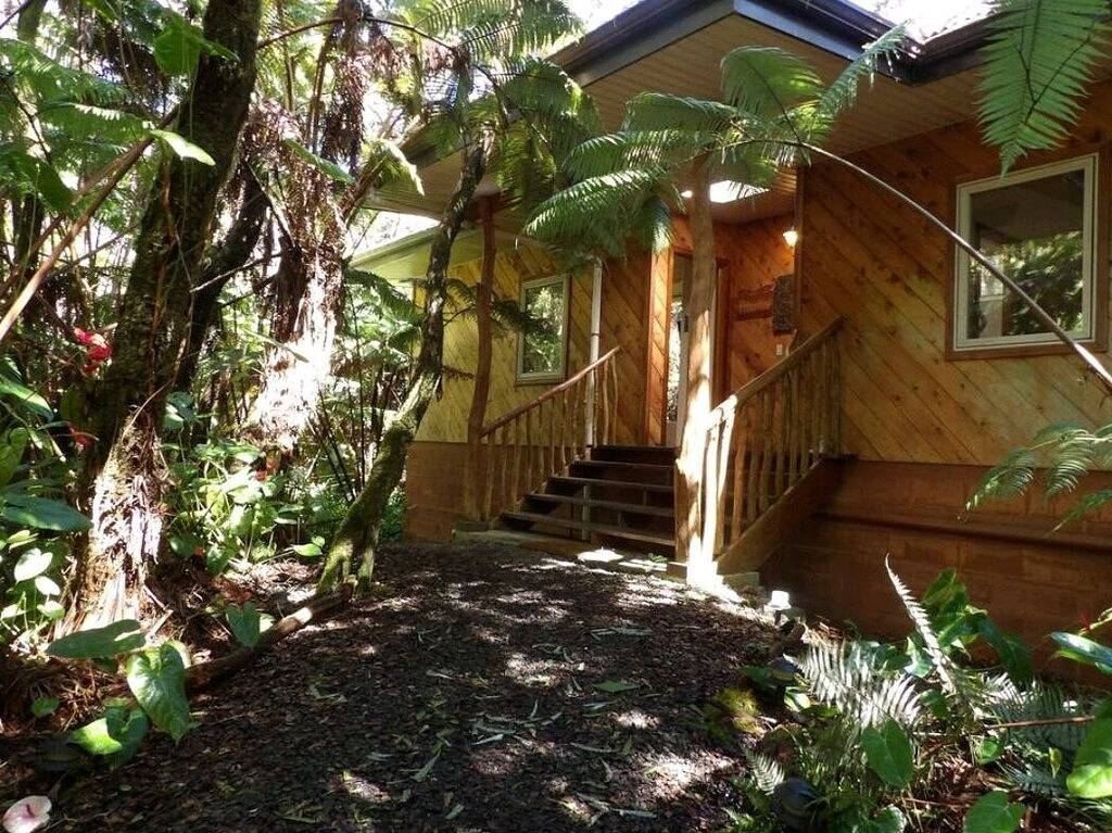 Peaceful Volcano lodge with a hot tub in Mauna Loa Estates, Volcano
