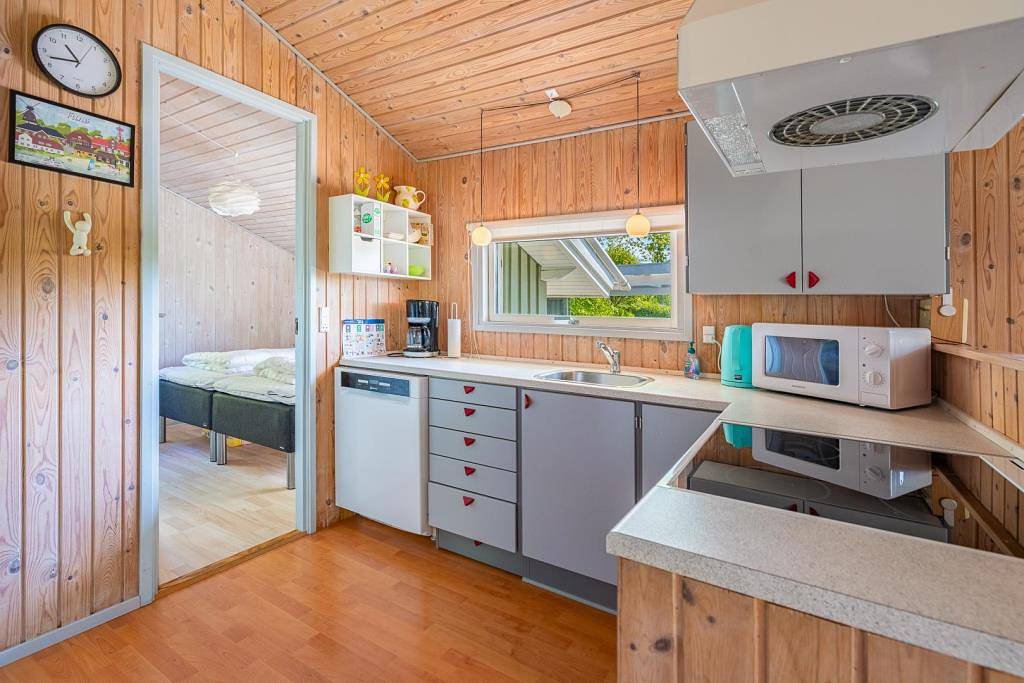 Hyggeligt og ugenert beliggende sommerhus på adressen Brombærvangen 14, Jegum Ferieland, med indhegnet naturgrund. in Jegum, Varde Region