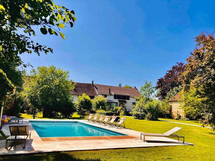 Gîte pour 14 personnes, avec jardin et piscine à Les Essarts-lès-Sézanne