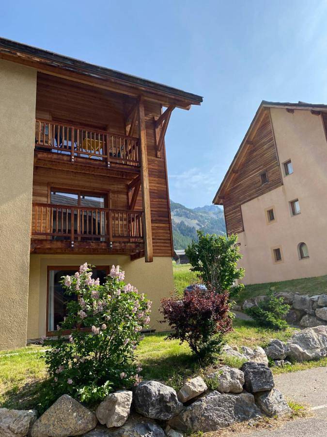Apartamento de vacaciones para 6 personas, con vistas además de piscina y jardín - 1