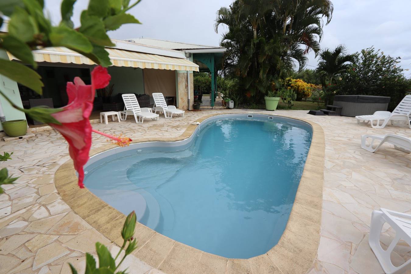 Studio entier, Studios et Chambres- vue mer - piscine & jacuzzi in Saint-Pierre (ville), Martinique