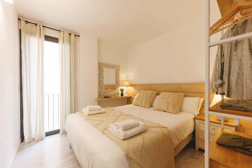 Entire apartment, Plaça Catalunya Terrace - Holiday Apartment Girona | Bravissimo in Girona, Gironès