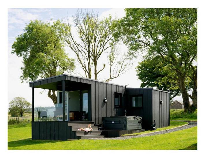 Country house for 4 people, with hot tub and garden as well as balcony in Northern Ireland