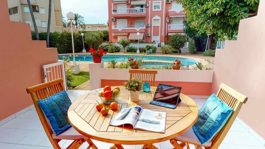 Apartamento entero, Apartamento vacacional "Jazmín" con piscina compartida, terraza y Wi-Fi in Platja de les Marines (El Palmar), El Palmar