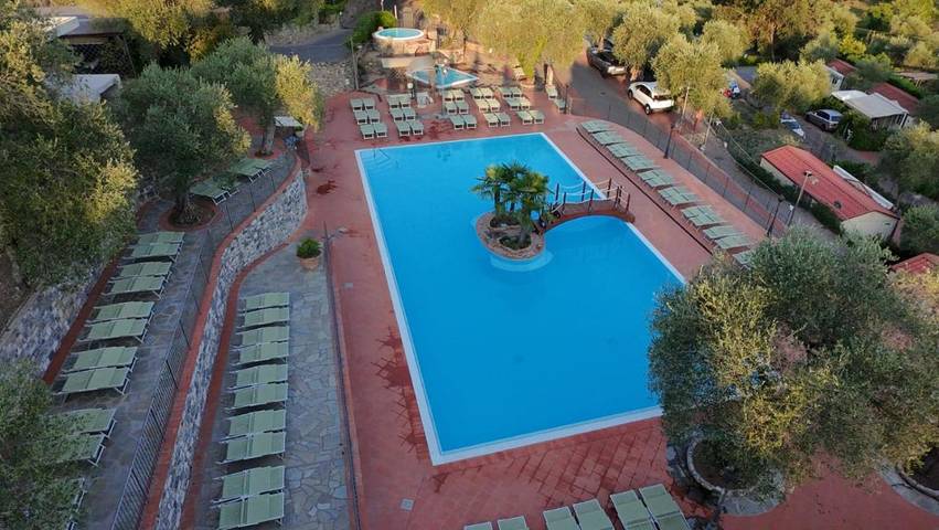 Bungalow per 4 persone, con terrazza e piscina, con animali domestici in Liguria