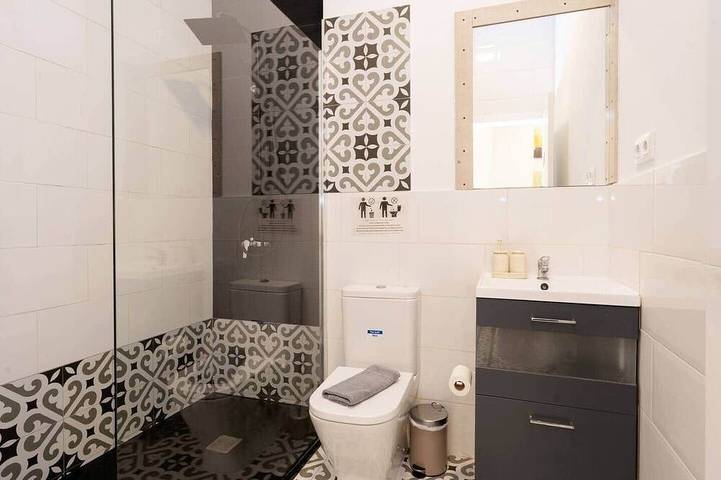Entire apartment, Studio 10' walk to the beach and 20' Barcelona city center / 15' Forum Barcelona in Sant Adrià de Besòs, Barcelonès
