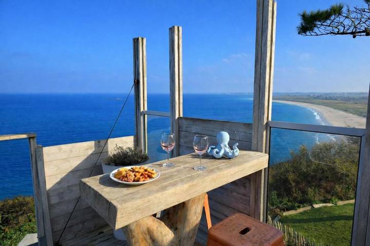 Location de vacances pour 4 personnes, avec vue ainsi que terrasse et jardin dans Plage Vougot Plouguerneau