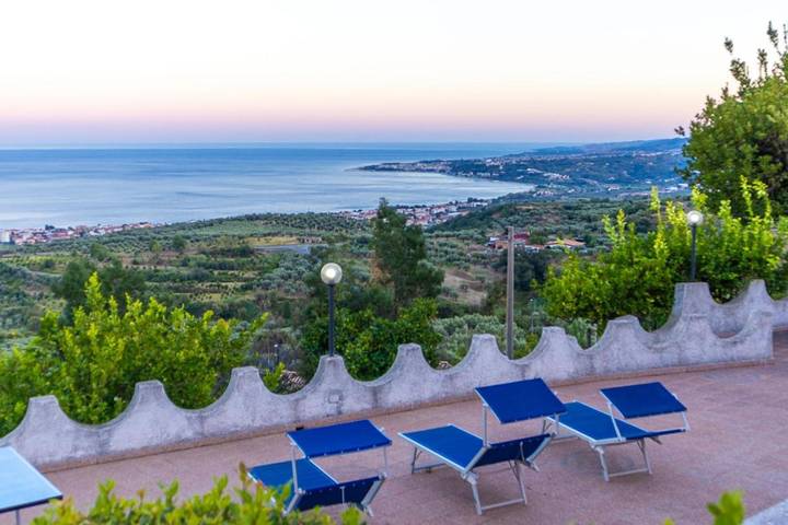Casa vacanza per 8 persone, con piscina e giardino nonché panorama, con animali domestici a Montauro