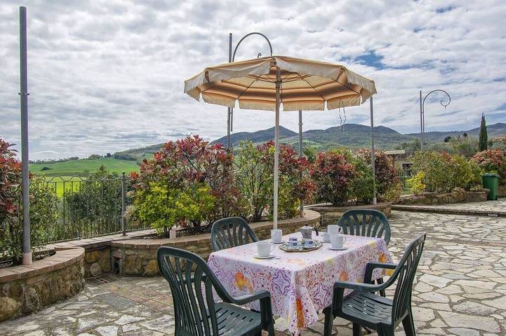 Agriturismo per 4 persone, con piscina in Lajatico