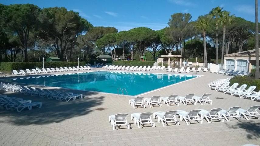 Gîte pour 4 personnes, avec vue ainsi que piscine et jardin, animaux acceptés dans Golf et Tennis Club de Valescure - 3
