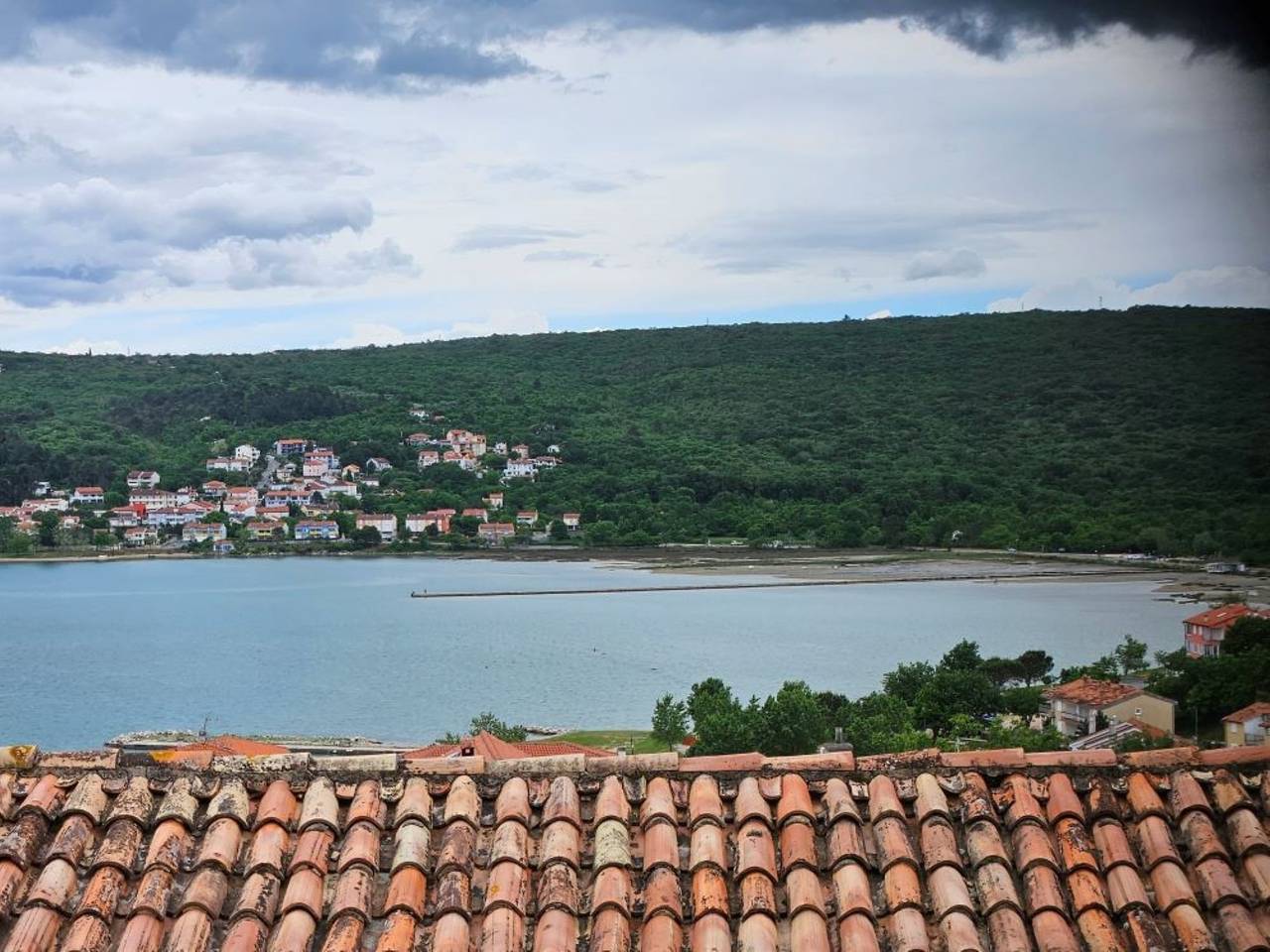 Ganze Wohnung, 2-Zimmer-Ferienwohnung mit Terrasse und Meerblick Cizici, Krk A-15415-b in Čižići, Krk