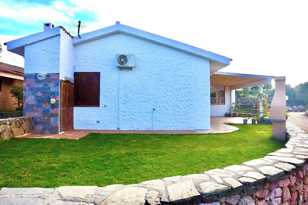 Charming cottage (with private garden) few steps from the beach in Agrustos, Olbia-Tempio