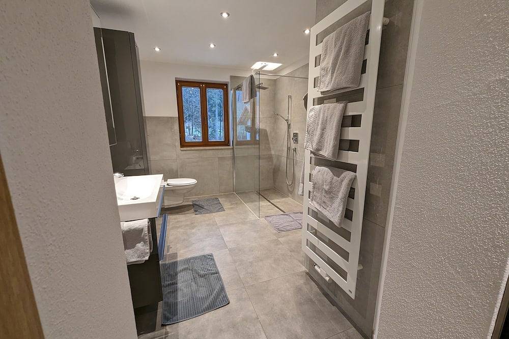 Apartamento entero, Cozy vacation apartment with 3 bedrooms, 2 bathrooms and outdoor seating area in Ruhpolding, Alpes Bávaros
