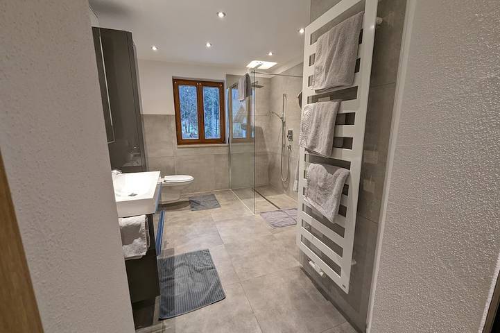 Ganze Wohnung, Gemütliche Ferienwohnung mit 3 Schlafzimmern, 2 Bädern und Freisitz in Ruhpolding, Bayerische Alpen