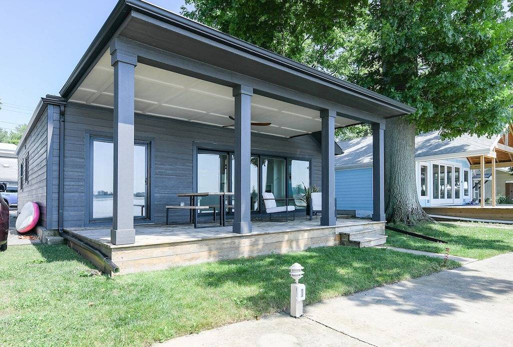 Roxie's Modern Lake Front House on the water! in Indian Lake