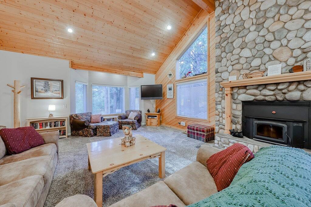 Waldblick mit teilweise überdachtem Deck, ideal für Angler, Bootsfahrer und Skifahrer! in Ockenden, Shaver Lake