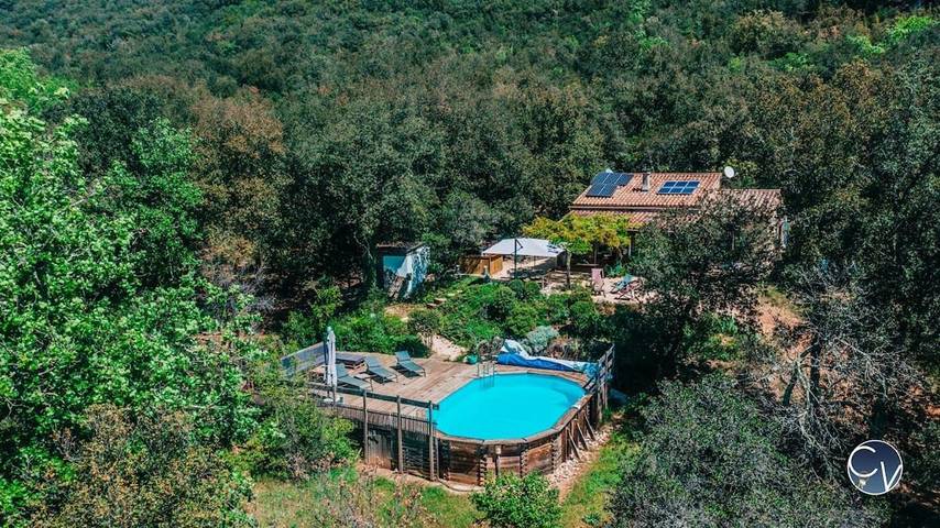 Location de vacances pour 6 personnes, avec Terrasse et Jardin ainsi que Piscine et Vue à Montclus