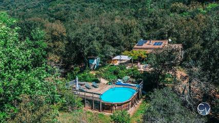 Gîte pour 6 personnes, avec terrasse et piscine ainsi que vue et jardin à Montclus
