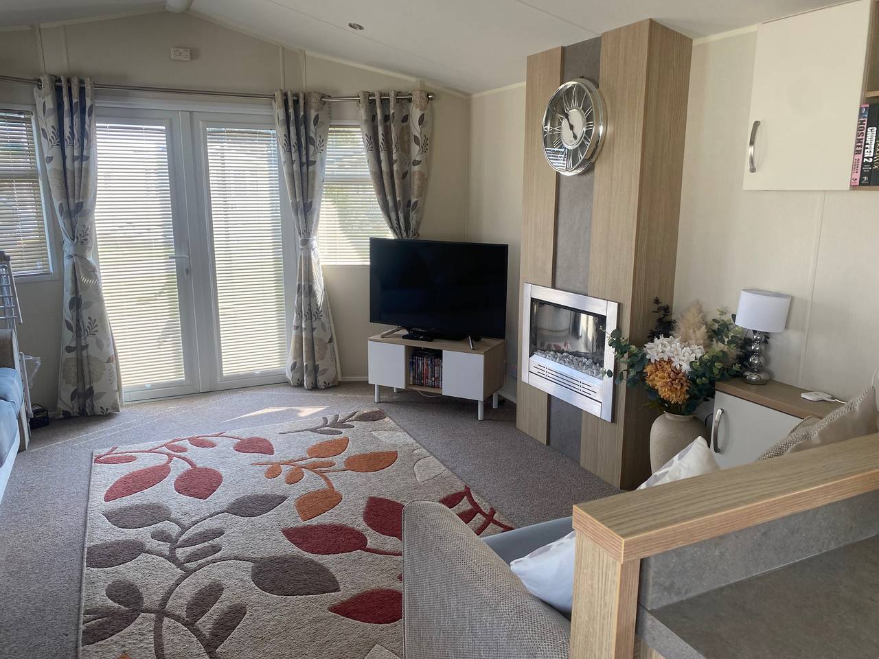 Seaside 2-Bed Caravan Retreat - Sleeps 6 & Parking in Prestatyn, Denbighshire
