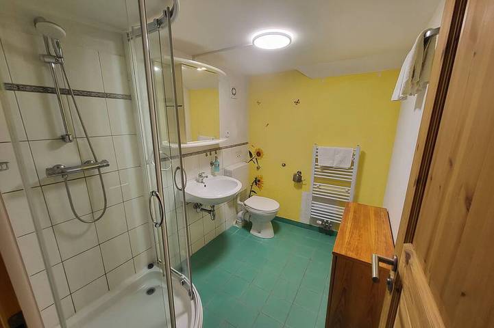 Ganze Wohnung, Gutshof Ferienwohnung mit Kamin & Balkon, viel Natur, Hofgarten und See in Tangerhütte, Altmark