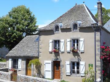 Gîte pour 6 personnes, avec terrasse à Compains