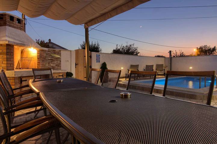 Ferienhaus für 12 Personen, mit Terrasse und Pool sowie Garten, mit Haustier in Sisan - 2