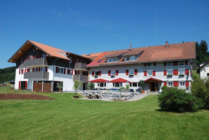 Hotel, mit Balkon/Terrasse und Terrasse sowie Garten und Pool in Maierhöfen