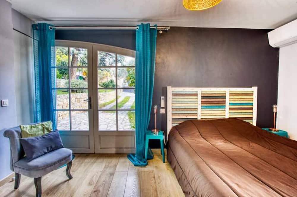 Villa for 2 to 8 people, heated saltwater pool with sea view in Châteauneuf-Grasse, Cannes region