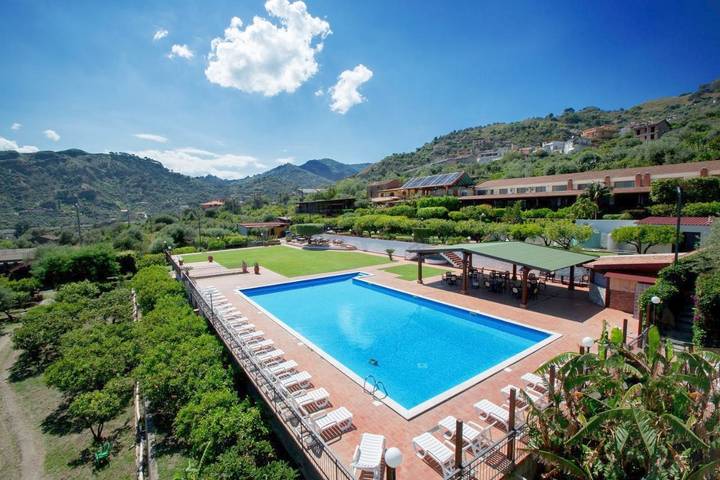 Appartamento per 2 persone, con Terrazza e Idromassaggio nonché Giardino e Piscina a Furci Siculo