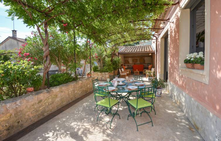 Luxuriöse Wohnung mit Pool in der Nähe von Noves Stadtzentrum in Noves, Arles und Umgebung