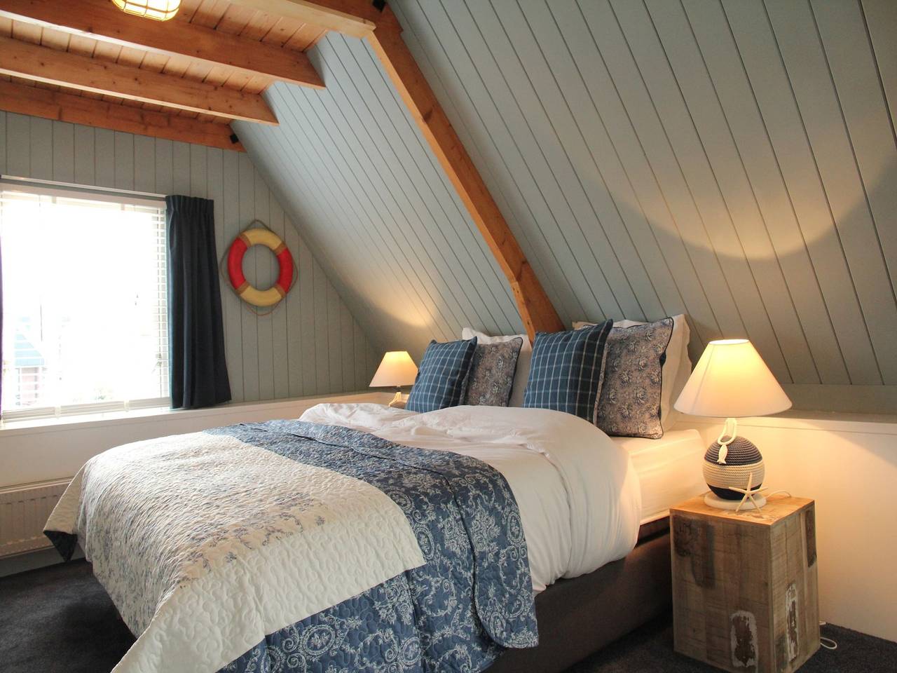 Lovely holiday home in Hindeloopen in a great setting, on the 11 city tour route in Hindeloopen, Ijsselmeer