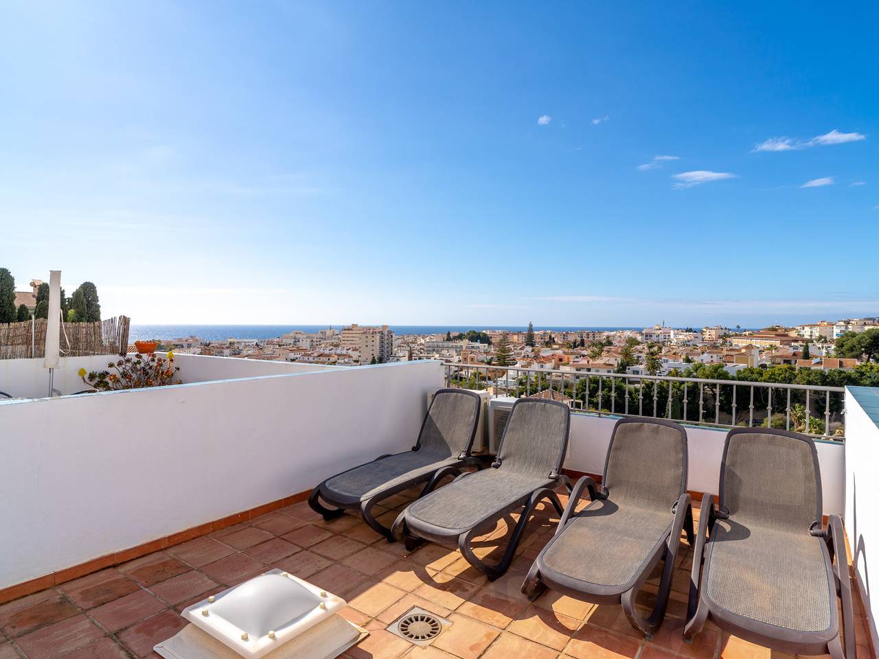 Maison avec terrasses vue mer, piscine commune, plage proche in Playa de Burriana, Nerja