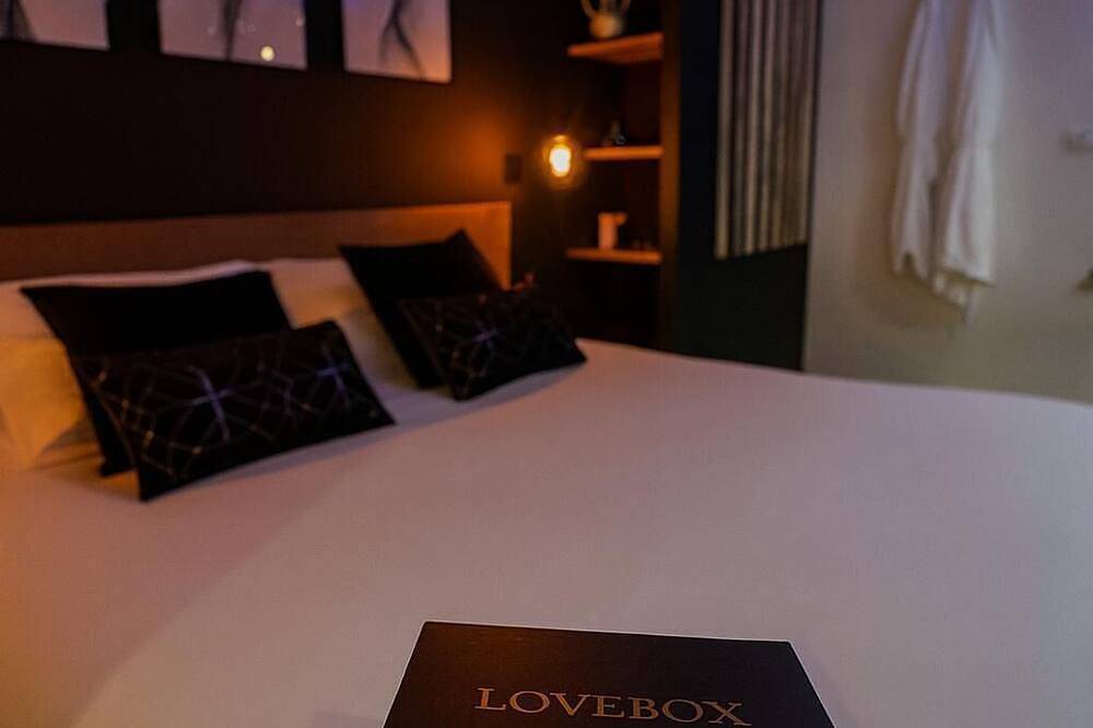 Ganze Wohnung, Romantic Escape with Jacuzzi and Cozy Private Terrace, Flexible Check-In! in Reims, Marne