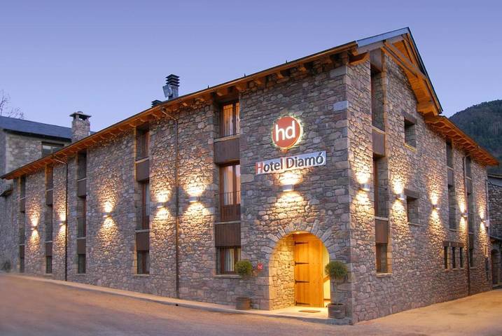 Hôtel pour 3 personnes, avec Jacuzzi et Terrasse ainsi que Jardin et Vue à Castejón de Sos