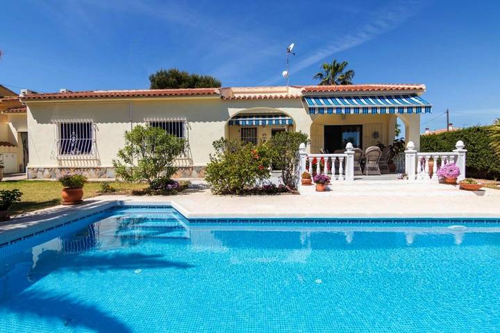 Casa rural para 9 personas, con balcón además de piscina y jardín en Torrevieja