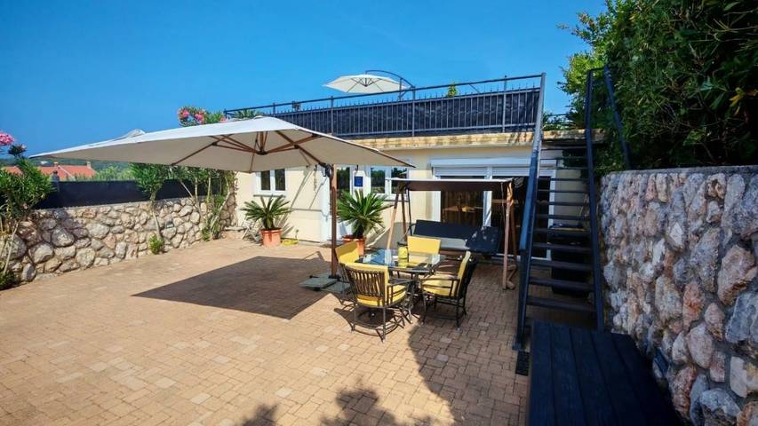 Villa pour 4 personnes, avec jardin dans Rab