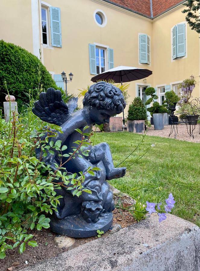 Location de vacances pour 2 personnes, avec piscine ainsi que vue et jardin à Charolles - 3