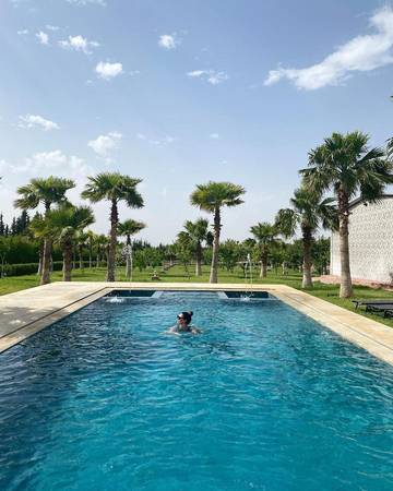 Cottage pour 20 personnes, avec balcon ainsi que vue et piscine dans Ain Cheggag