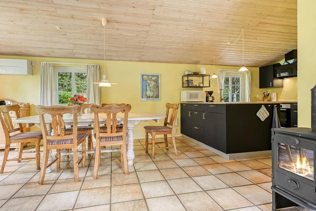 Gut geschützt liegendes Reetdachhaus mit Sauna, Whirlpool und extra Gästetoilette in Vester Husby, Husby (Dänemark)